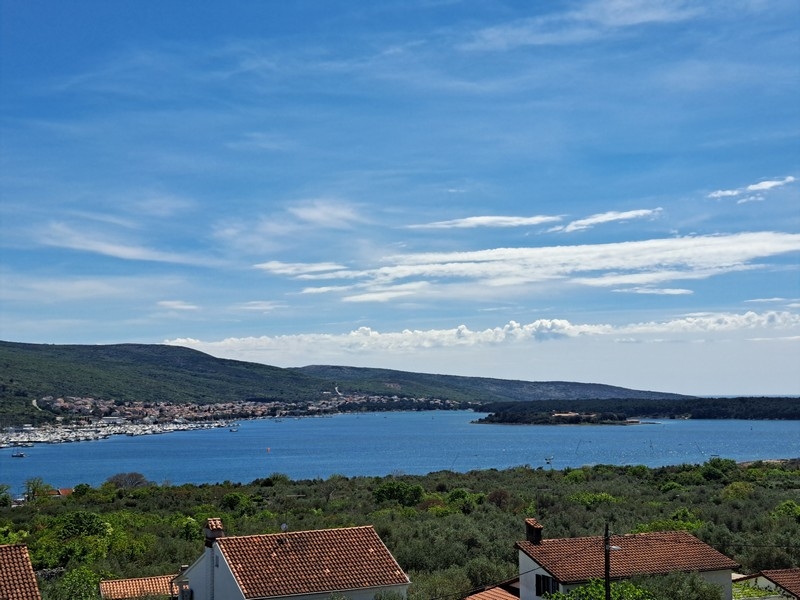 Vue sur les toits de tuiles jusqu'au port et à la baie