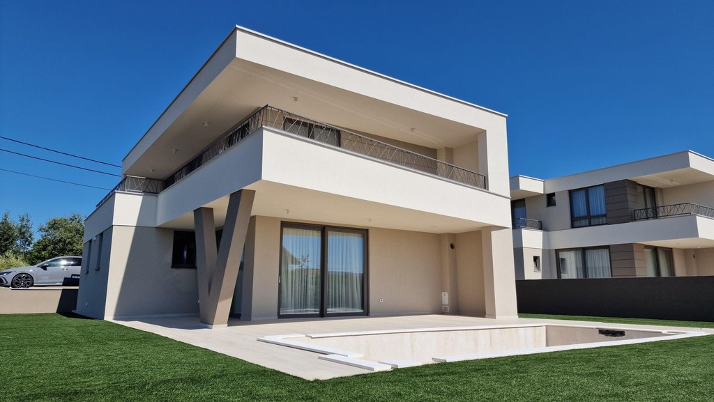 Villa moderne avec terrasse couverte