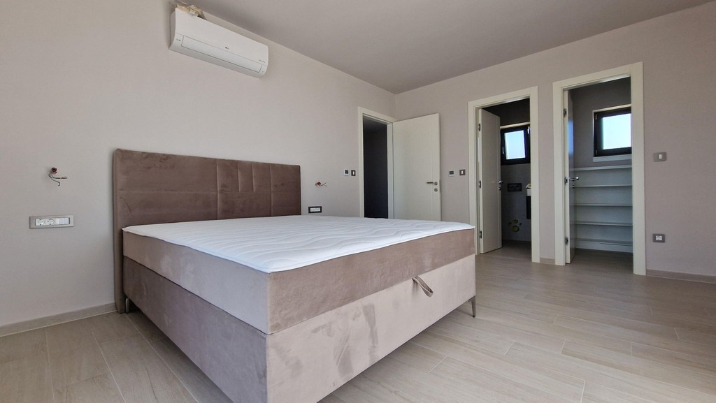 Chambre avec accès à la salle de bains