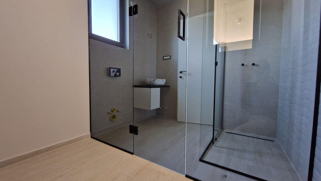 Salle de bains avec douche en verre