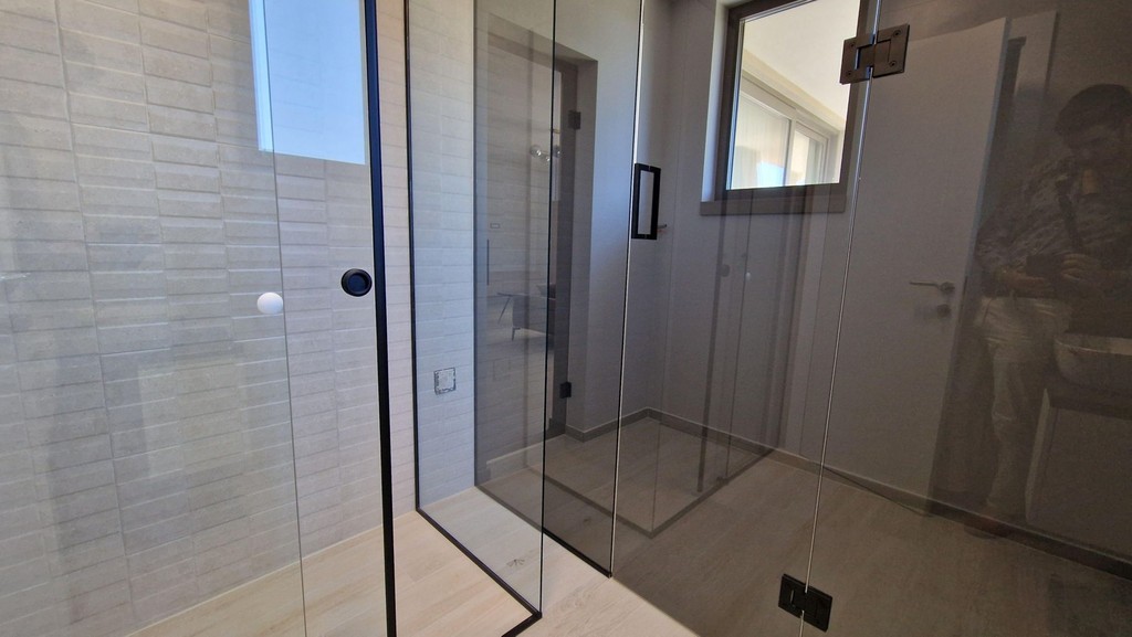 Douche avec paroi en verre