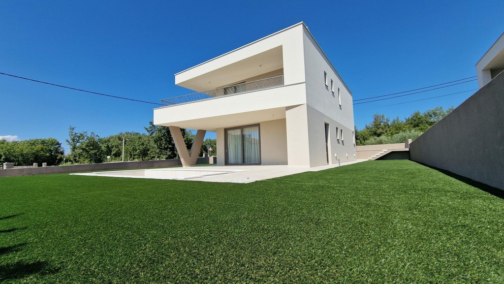 Vue de la villa depuis la pelouse