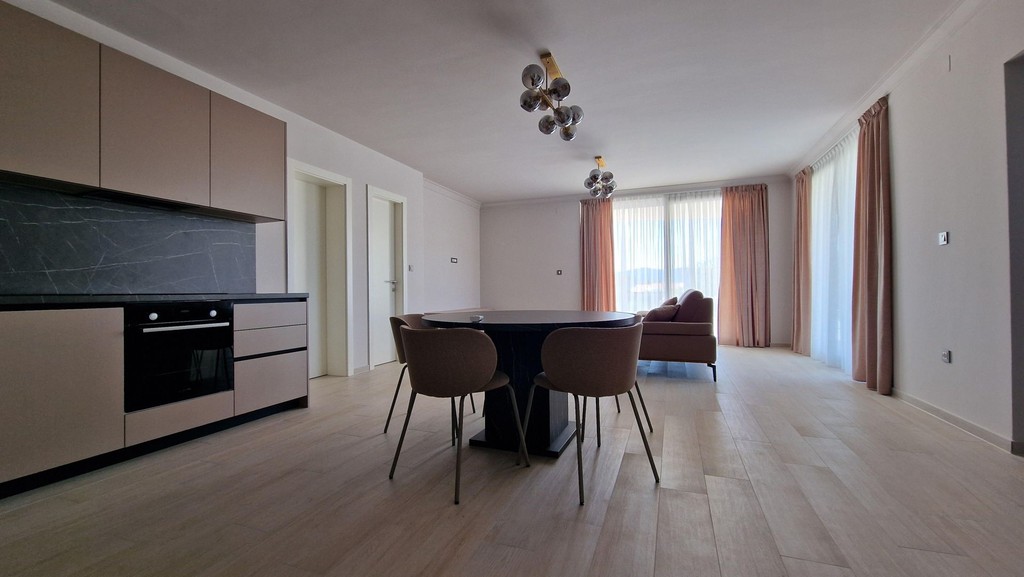 Cuisine avec table à manger