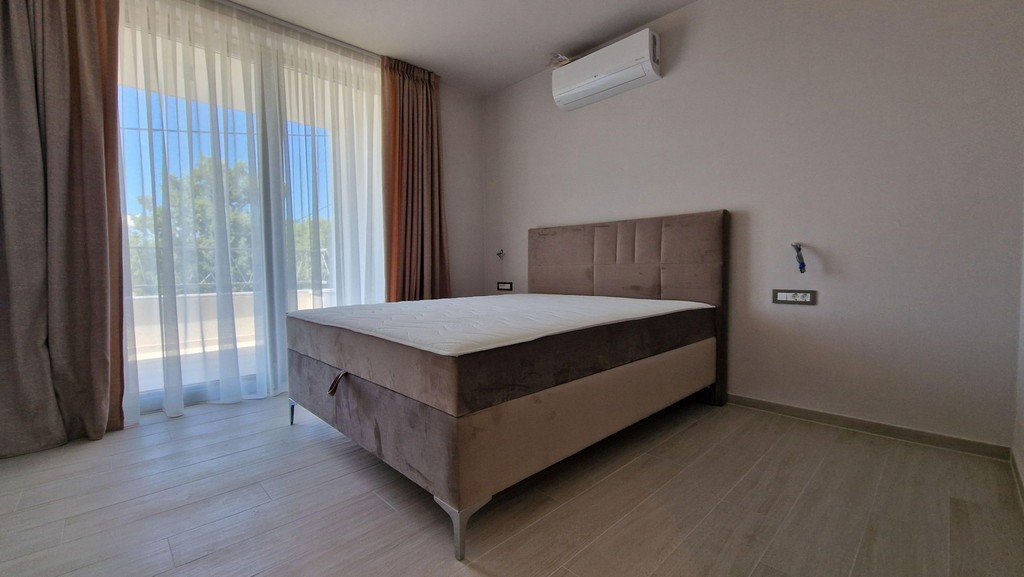 Chambre avec lit capitonné et climatiseur