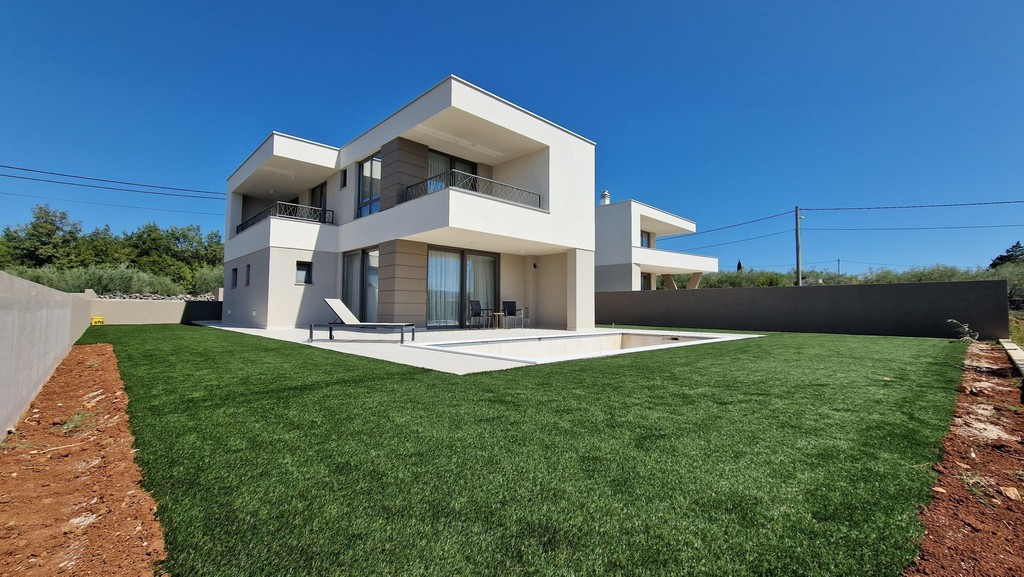 Villa avec grande pelouse