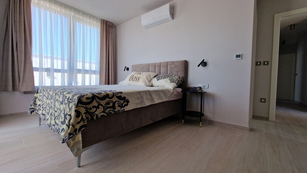 Chambre avec couvre-lit à motifs