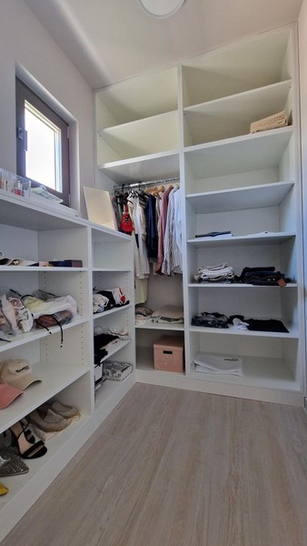 Dressing avec étagères