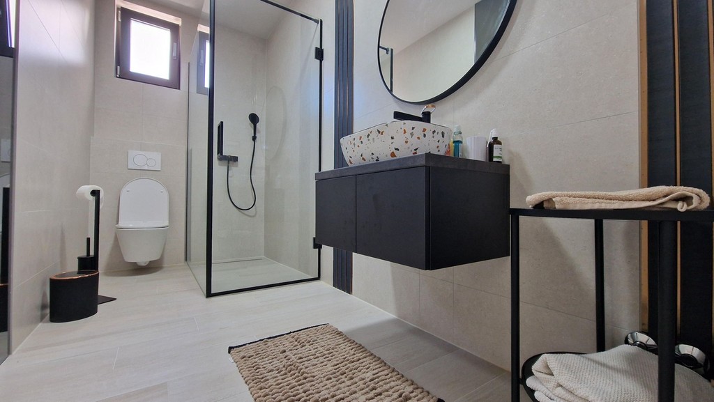 Salle de bains avec douche en verre