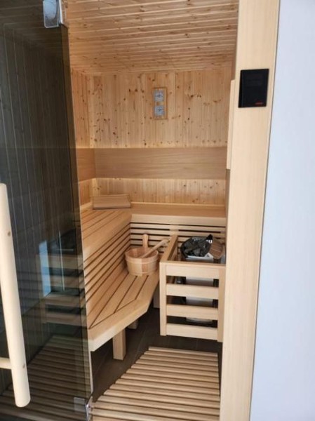 Sauna avec bancs en bois