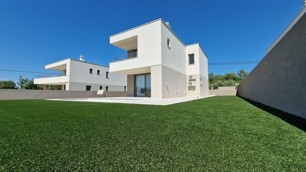 Côté jardin de la villa avec terrasses