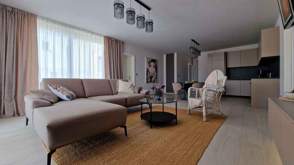 Salon avec canapé et tapis