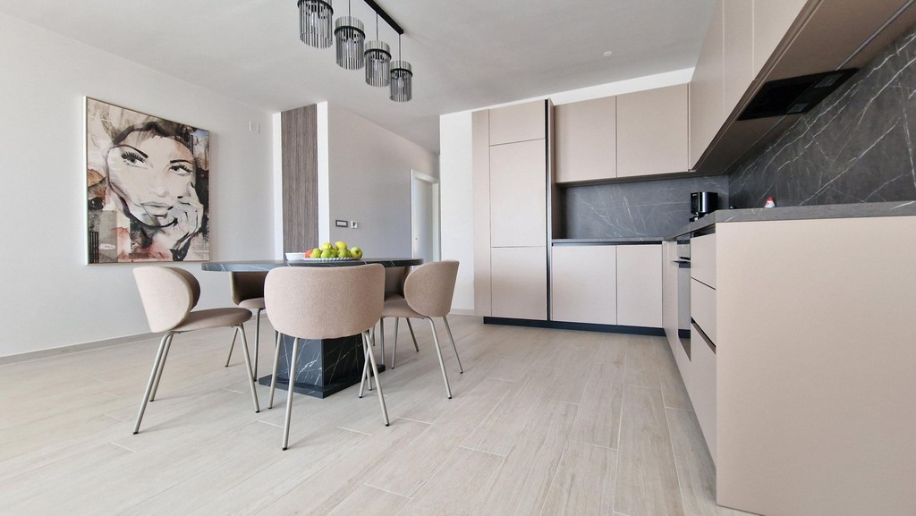 Espace repas avec cuisine