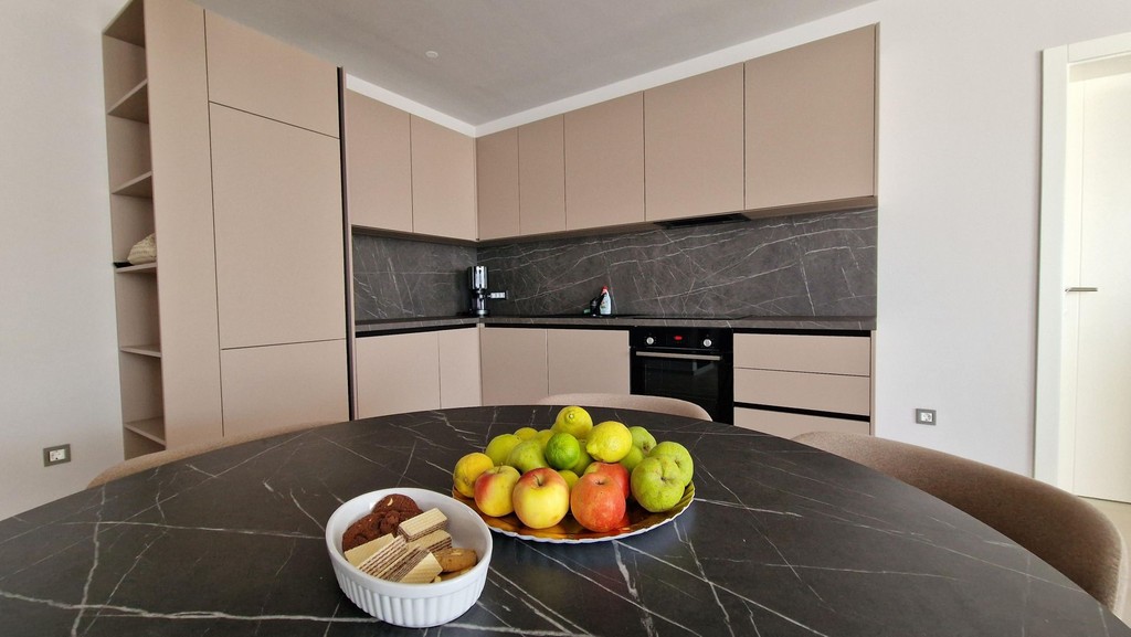 Cuisine avec table à manger et corbeille de fruits