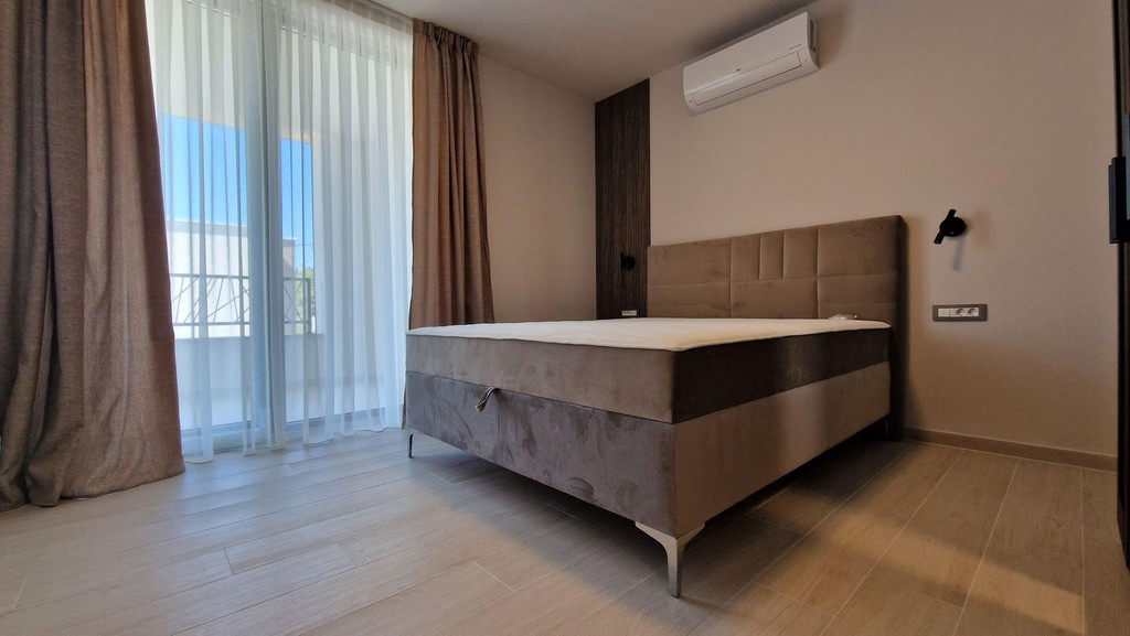 Chambre avec lit capitonné