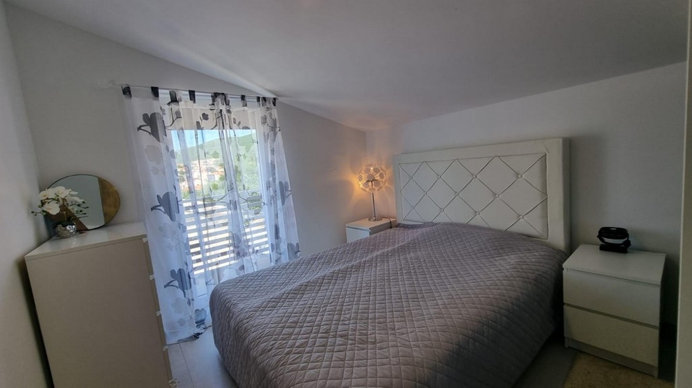 Chambre lumineuse avec accès au balcon