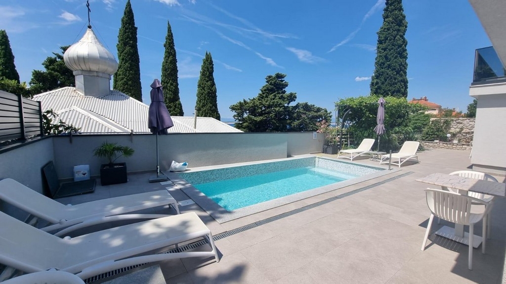 Piscine commune avec espace de bains de soleil