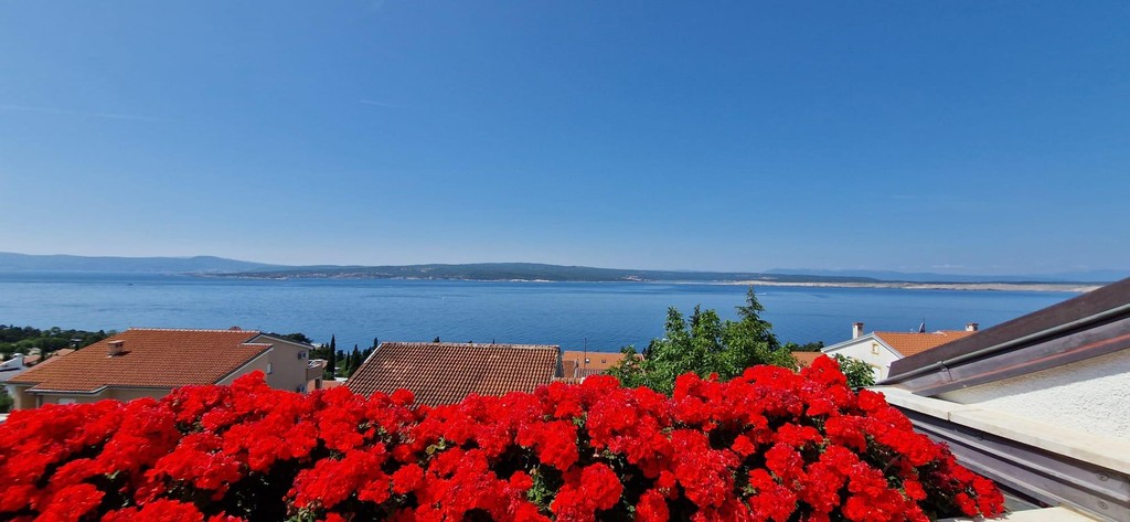 Maison avec quatre appartements et vue mer à Dramalj près de Crikvenica