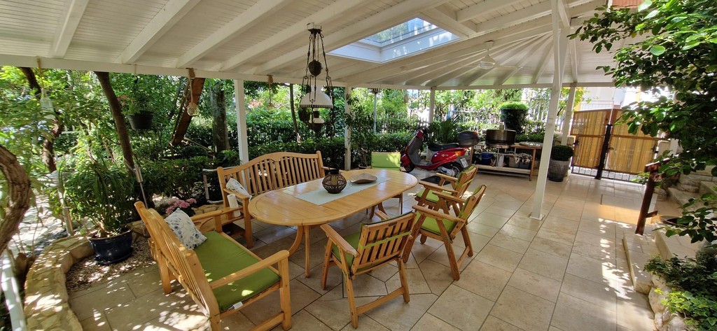 Terrasse couverte avec table à manger dans le jardin