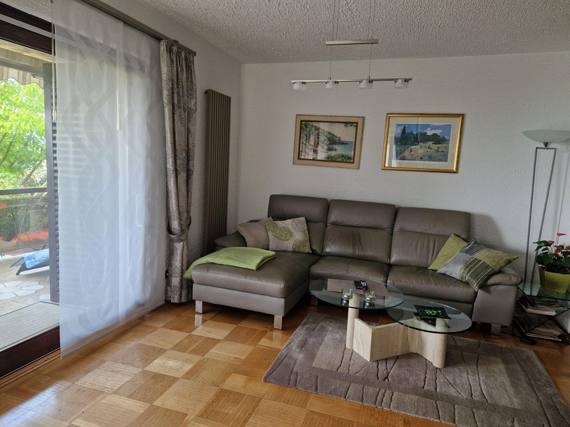 Salon avec canapé et porte de balcon