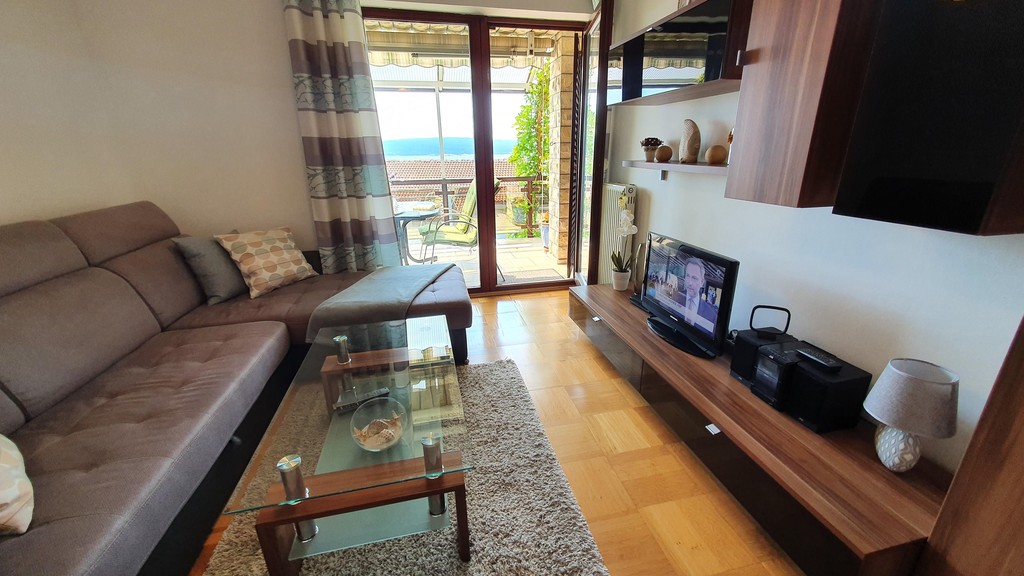 Séjour avec télévision et accès au balcon