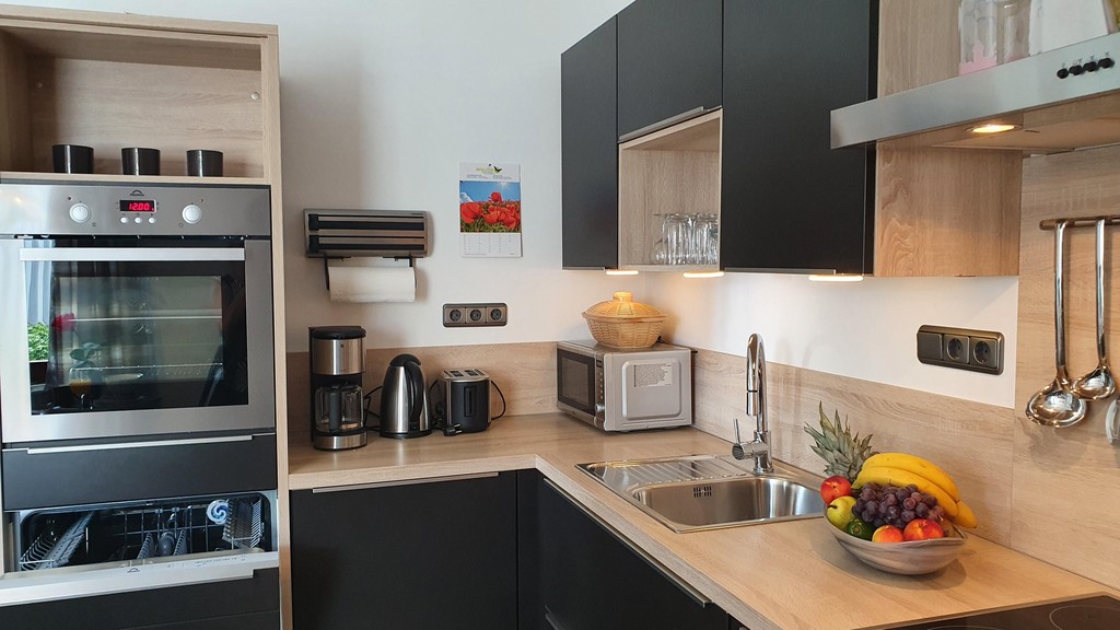 Cuisine moderne avec plan de travail aspect bois