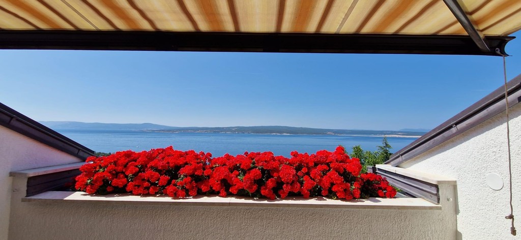 Vue du balcon couvert sur la mer