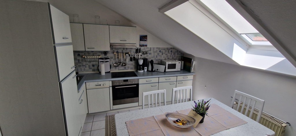 Cuisine sous les combles avec table à manger