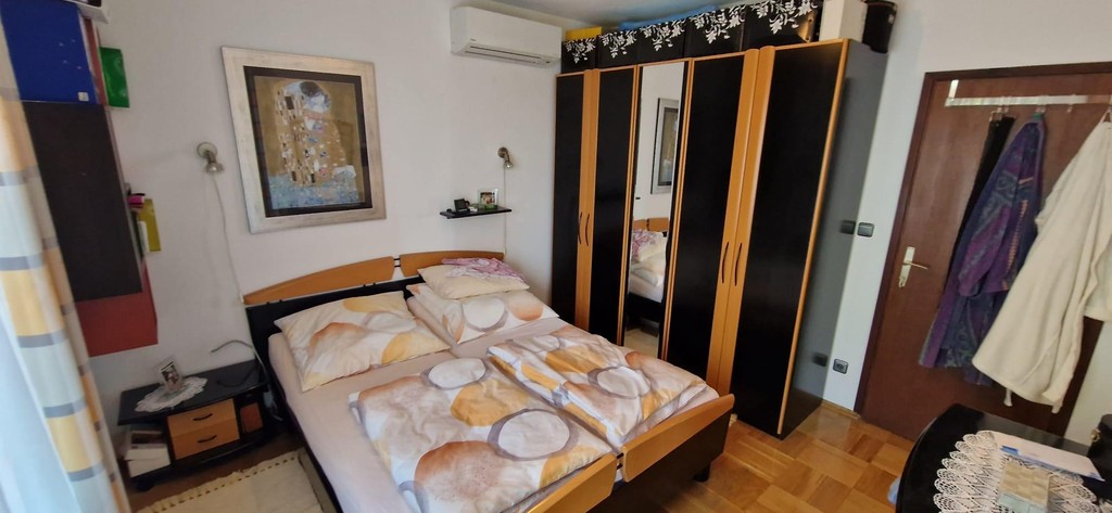 Chambre avec grande armoire