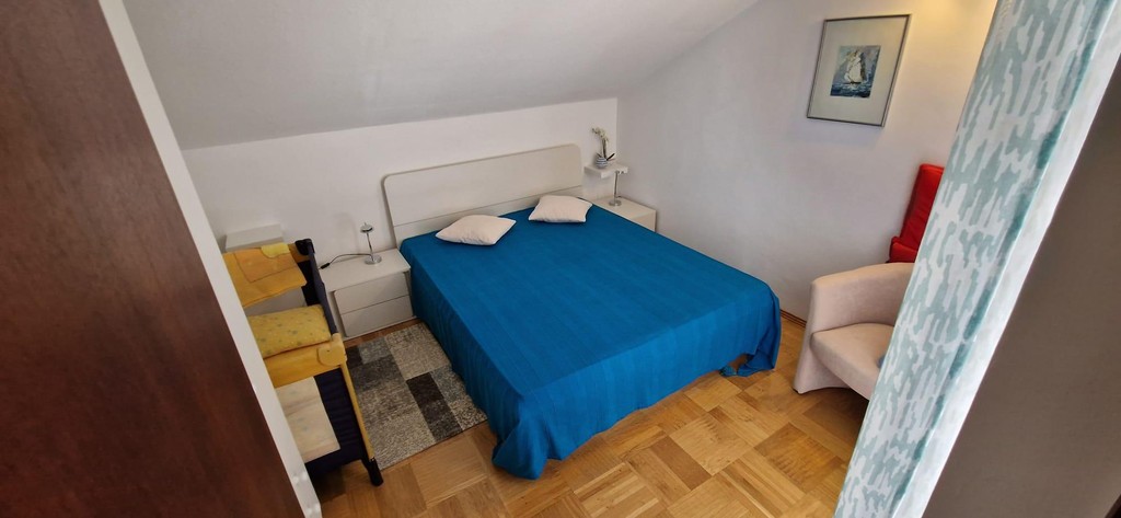 Chambre avec couvre-lit bleu