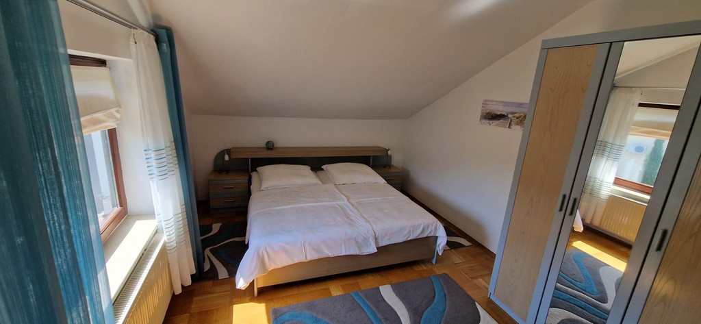 Chambre avec grande fenêtre