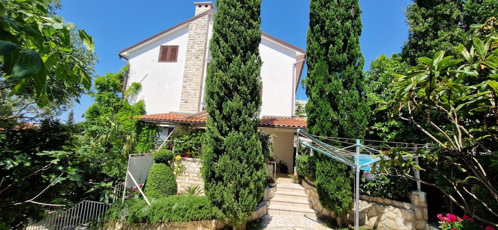 Maison avec cyprès et chemin de jardin