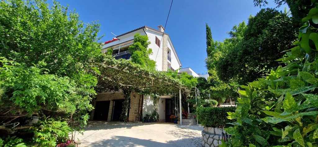 Vue de la maison depuis le jardin avec pergola