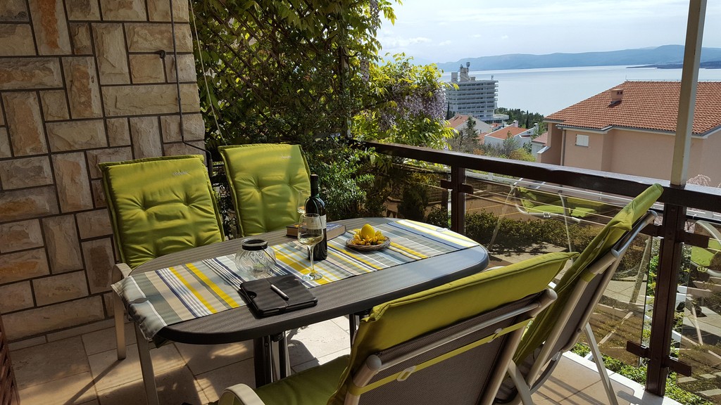 Balcon avec coin salon et vue mer