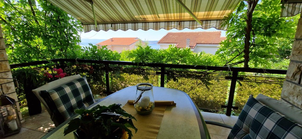 Terrasse couverte avec store et mobilier de jardin