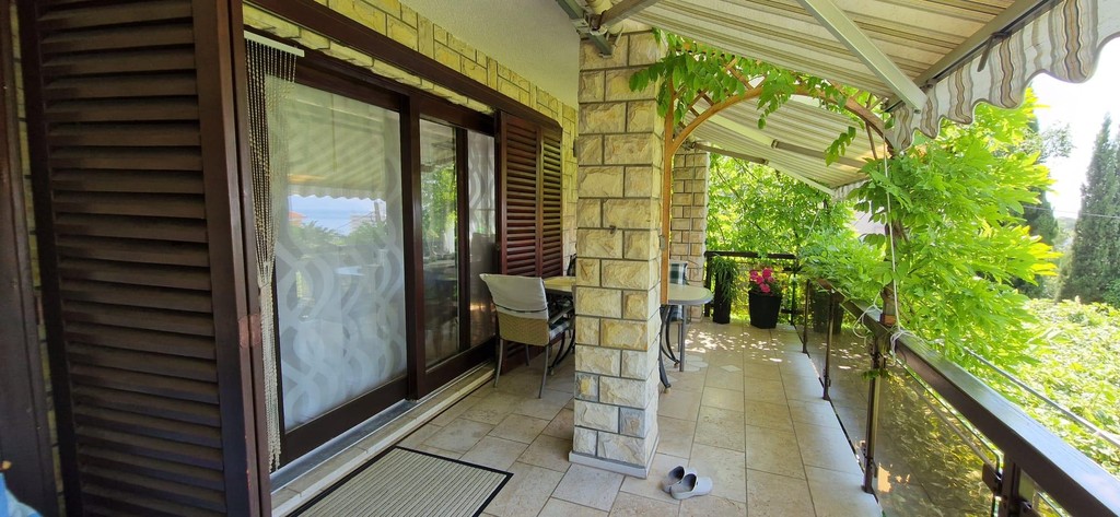 Balcon couvert avec plantes