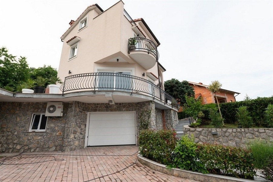 Villa avec 2 logements et garage
