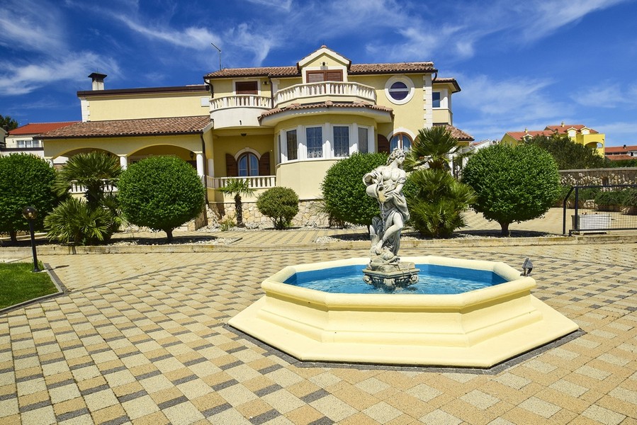 Villa avec fontaine dans l'allée - Panorama Scouting Immobilier Croatie.