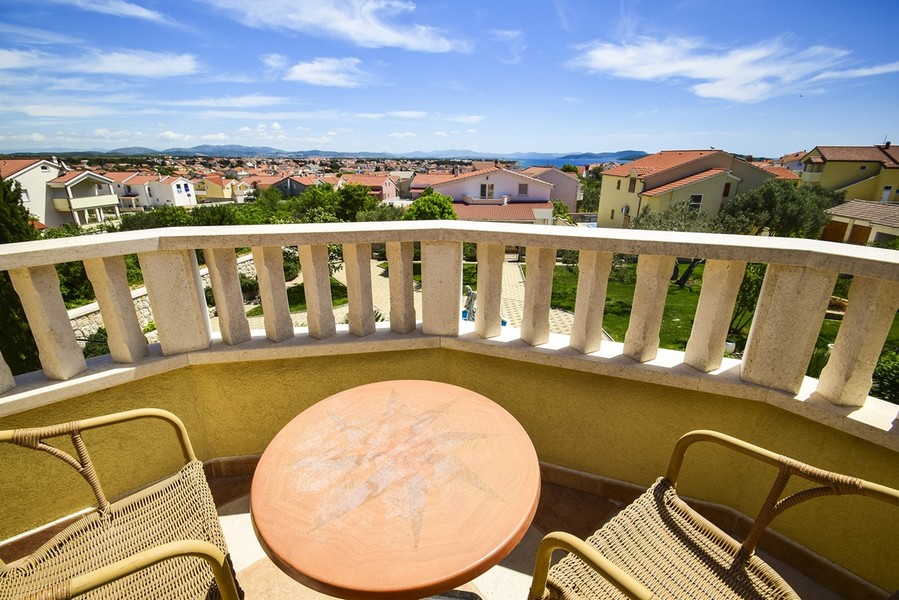 Vue mer depuis le balcon supérieur de la villa H2618 à Vodice, Croatie - Panorama Scouting.