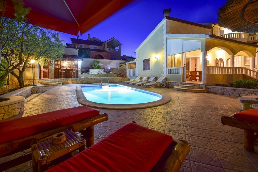 Villa H2618 en Croatie de nuit avec piscine éclairée.