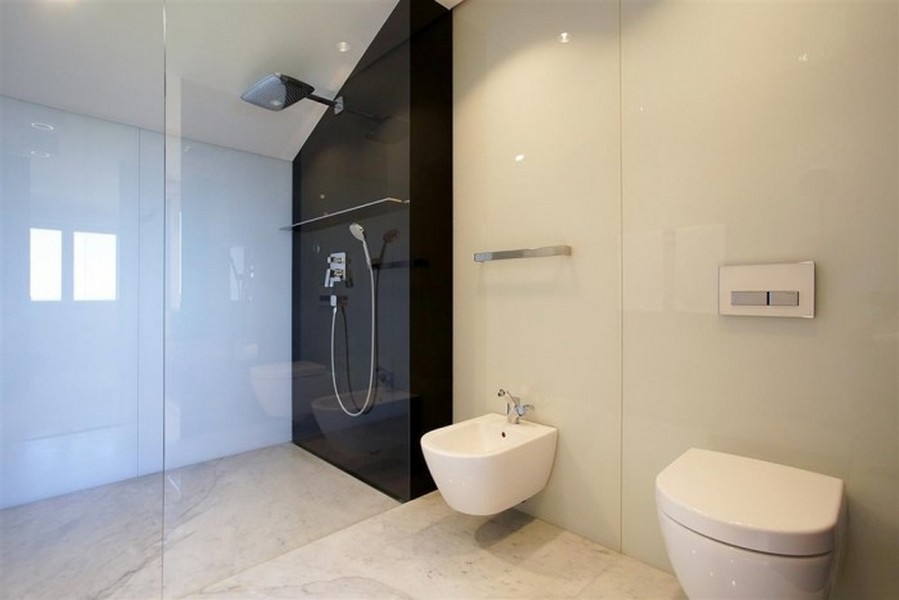 Salles de bains grandes et modernes avec douche de pluie