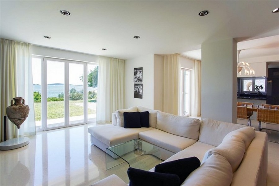 Pièces lumineuses et ouvertes avec mobilier