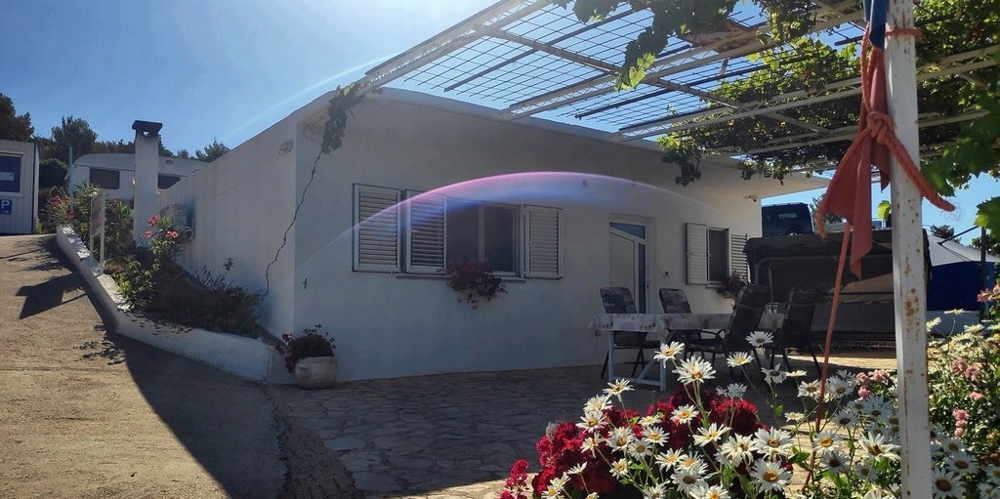 La maison de plain-pied, en vente à Primosten.
