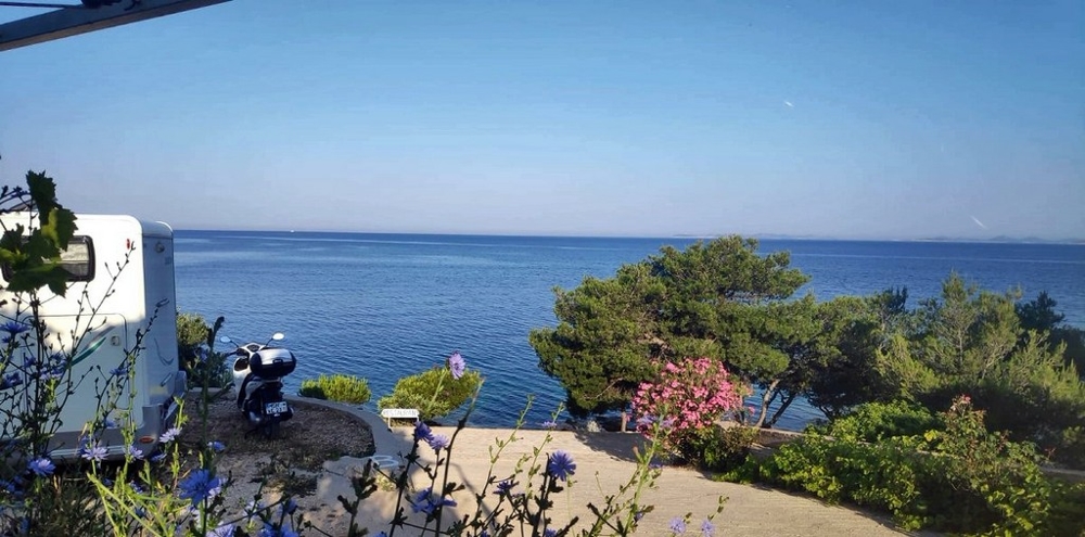 Vue sur la mer depuis la maison H2634 à Primosten, Croatie.