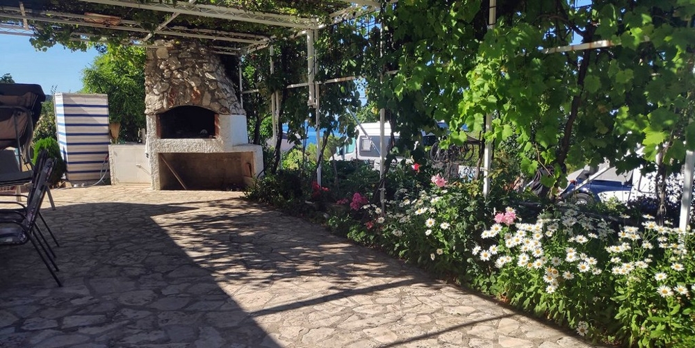 Impressions de la terrasse méditerranéenne avec barbecue.