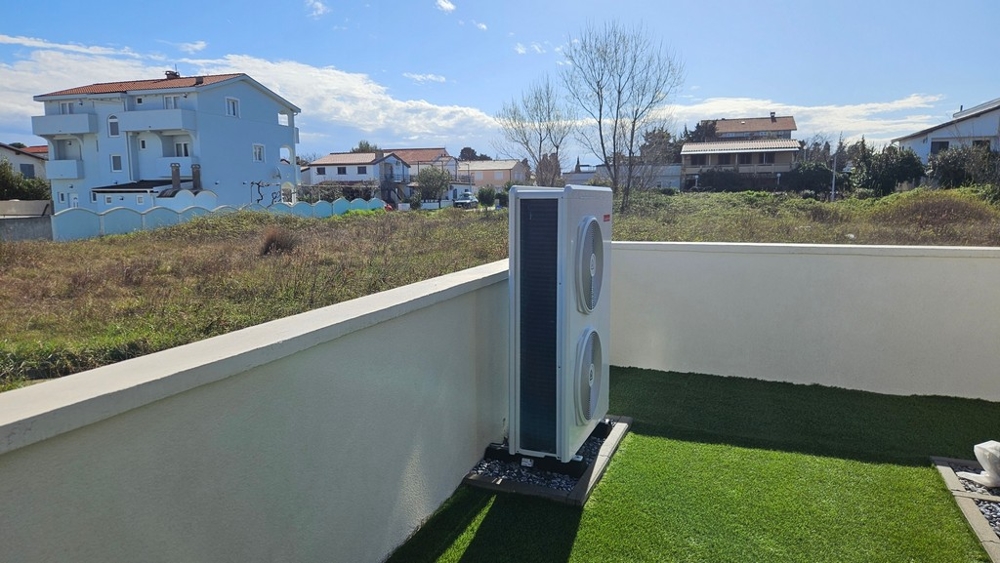 Villa moderne avec piscine et vue mer dans la région de Zadar.