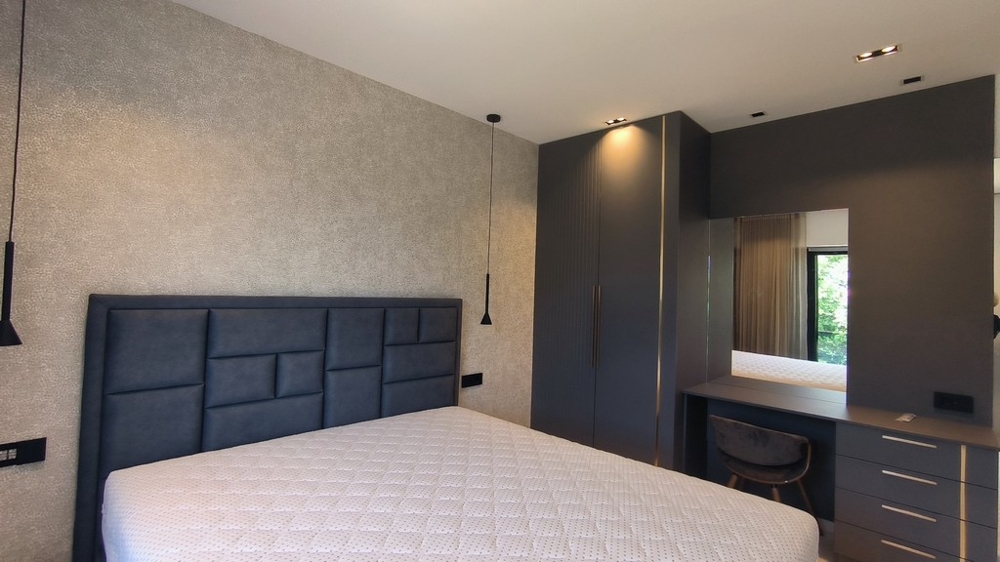 Chambre avec grand lit et design moderne