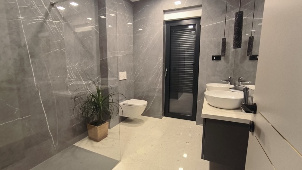 Spacieuse salle de bains avec douche à l'italienne et double vasque