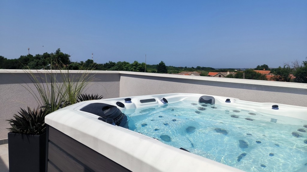 Jacuzzi sur le toit-terrasse du bien H2641 en Croatie.