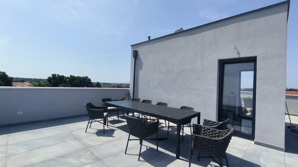 Toit-terrasse avec grande table à manger et vue dégagée