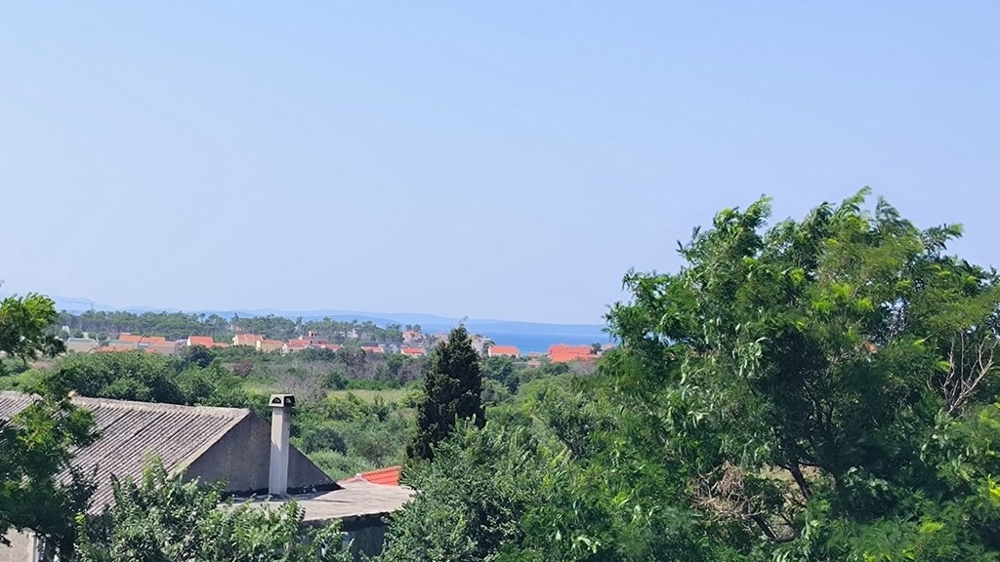 Vue du toit-terrasse sur la mer et le paysage